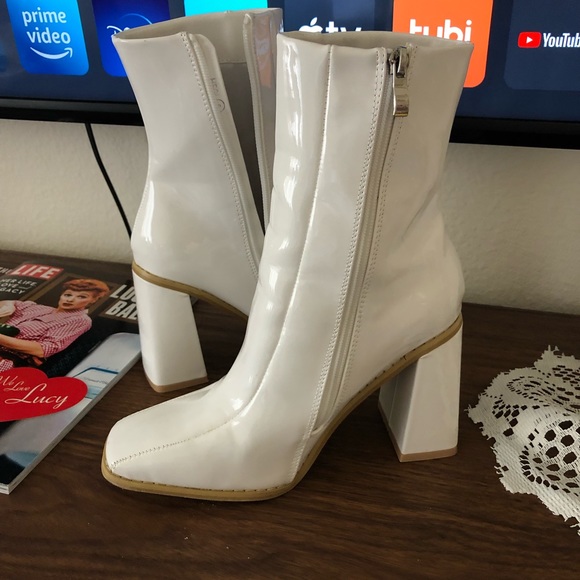 White 60s Style Boots - Picture 1 of 6